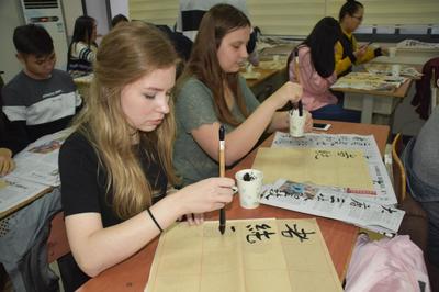 國際學院組織留學生學寫中國書法